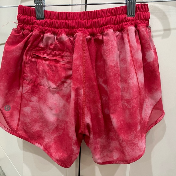 (2172) LULULEMON HOTTY HOT SHORTS Sz 4 **LOVED** - Picture 9 of 9